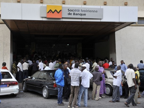 Côte d`Ivoire: foule de clients devant les banques, réouverture retardée